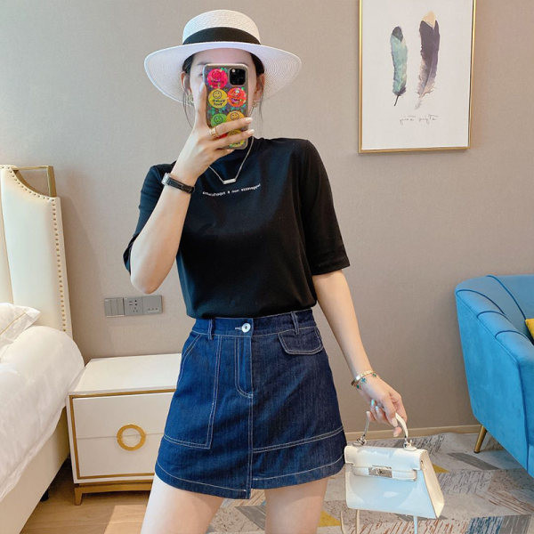 Bluză casual de damă cu guler polo și inscripție - alb și negru