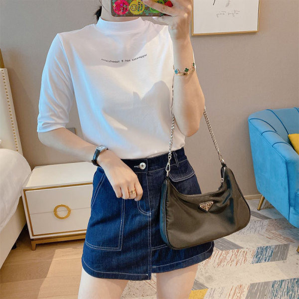 Bluză casual de damă cu guler polo și inscripție - alb și negru