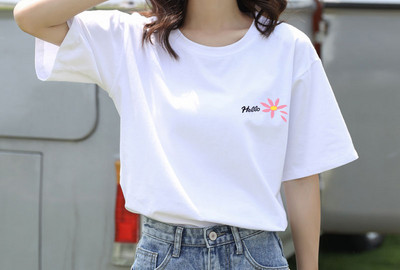 Дамска тениска с различни апликации и овално деколте