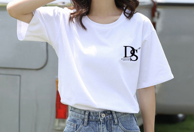 Дамска тениска с различни апликации и овално деколте