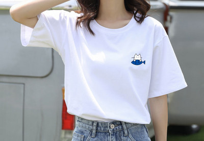 Дамска тениска с различни апликации и овално деколте