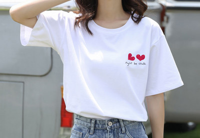 Дамска тениска с различни апликации и овално деколте