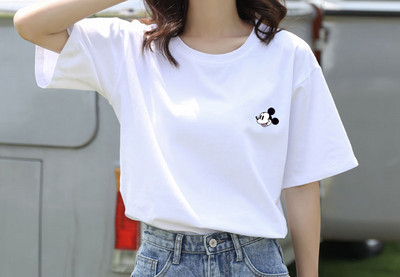 Дамска тениска с различни апликации и овално деколте