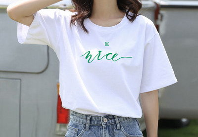 Дамска тениска с различни апликации и овално деколте