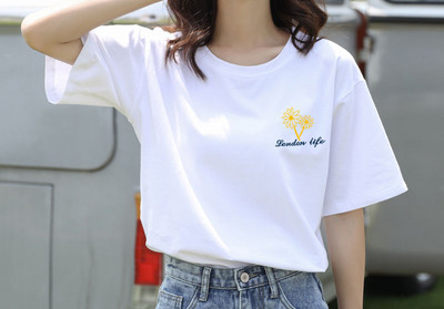 Дамска тениска с различни апликации и овално деколте