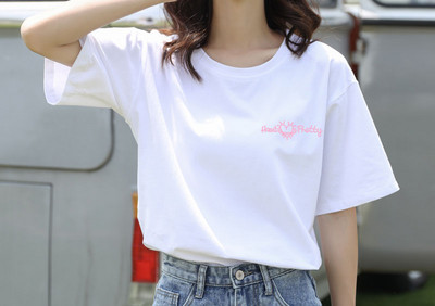 Дамска тениска с различни апликации и овално деколте