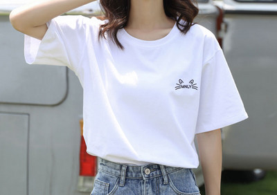 Дамска тениска с различни апликации и овално деколте