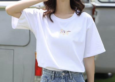 Дамска тениска с различни апликации и овално деколте