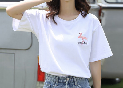 Дамска тениска с различни апликации и овално деколте