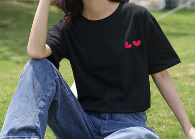 Дамска тениска с различни апликации и овално деколте