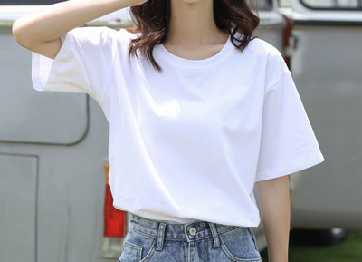 Дамска тениска с различни апликации и овално деколте