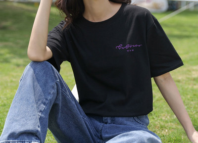 Дамска тениска с различни апликации и овално деколте