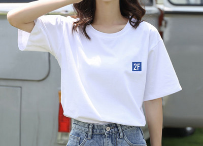 Дамска тениска с различни апликации и овално деколте