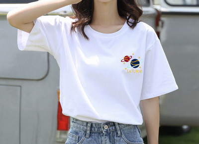 Дамска тениска с различни апликации и овално деколте