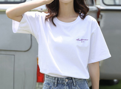 Дамска тениска с различни апликации и овално деколте