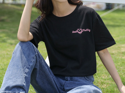 Дамска тениска с различни апликации и овално деколте