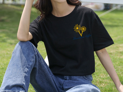 Дамска тениска с различни апликации и овално деколте