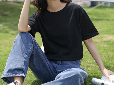 Дамска тениска с различни апликации и овално деколте