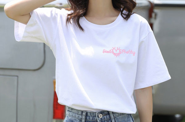 Дамска тениска с различни апликации и овално деколте