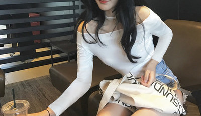 Модерна дамска блуза с голи рамене в бял и черен цвят