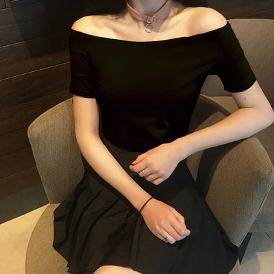 Модерна дамска блуза с голи рамене в бял и черен цвят