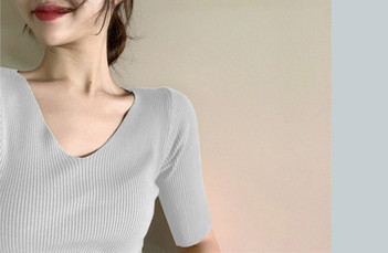 Ежедневна дамска блуза с шпиц деколте -изчистен модел