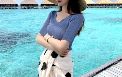 Ежедневна дамска блуза с шпиц деколте -изчистен модел