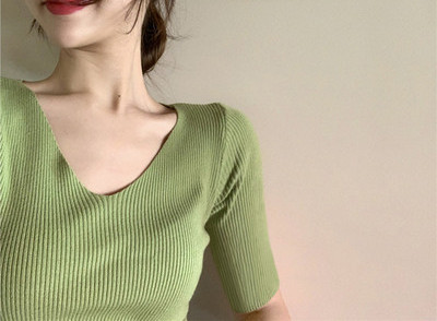 Ежедневна дамска блуза с шпиц деколте -изчистен модел