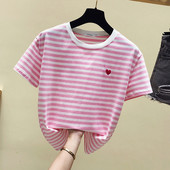 Раирана дамска тениска с бродерия сърце