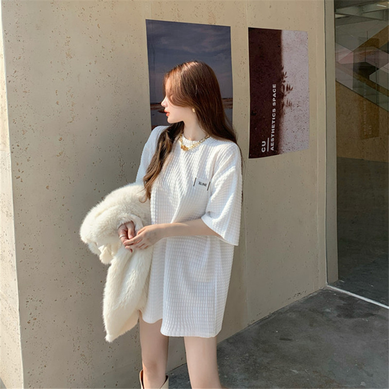 Ежедневна дамска дълга блуза с овално деколте в бял и черен цвят 