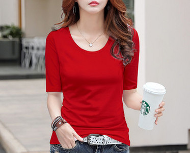 Нов модел дамска блуза с обло деколте и щампа