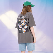 Широка дамска тениска с цветна апликация в сив цвят