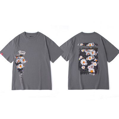 Широка дамска тениска с цветна апликация в сив цвят