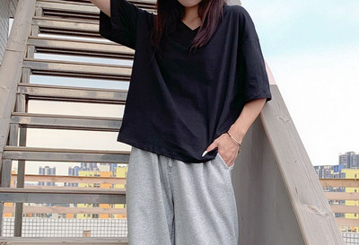 Изчистена дамска тениска с шпиц деколте