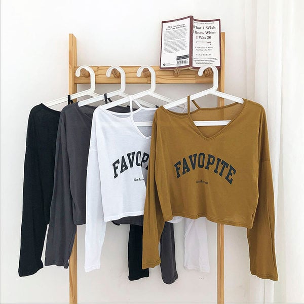 Bluză scurtă de damă cu mâneci lungi și decolteu spitz