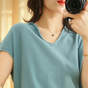 Дамска тениска изчистен модел с шпиц деколте