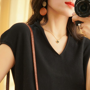 Дамска тениска изчистен модел с шпиц деколте