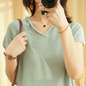 Дамска тениска изчистен модел с шпиц деколте