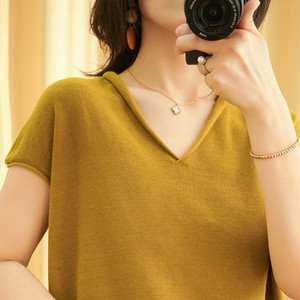 Дамска тениска изчистен модел с шпиц деколте