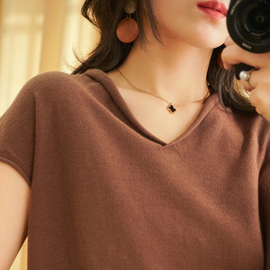 Дамска тениска изчистен модел с шпиц деколте