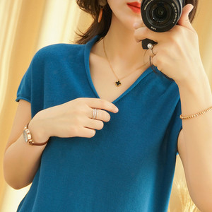 Дамска тениска изчистен модел с шпиц деколте