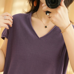 Дамска тениска изчистен модел с шпиц деколте