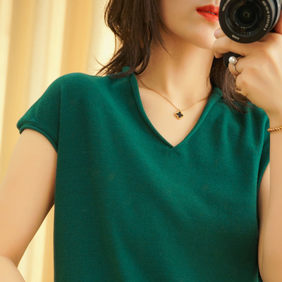 Дамска тениска изчистен модел с шпиц деколте