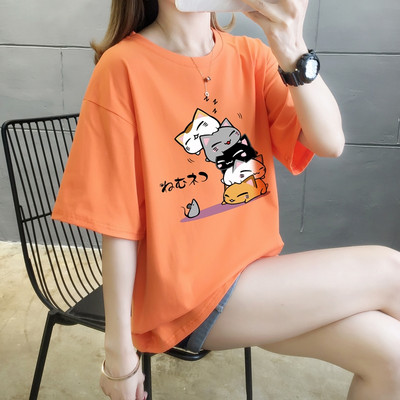 Широка дамска тениска с апликация и обло деколте