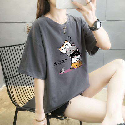 Широка дамска тениска с апликация и обло деколте