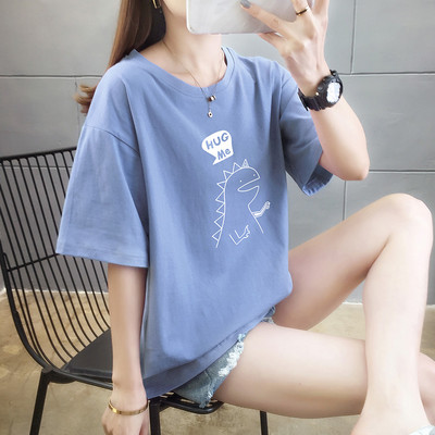 Широка дамска тениска с апликация и обло деколте