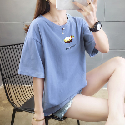 Широка дамска тениска с апликация и обло деколте