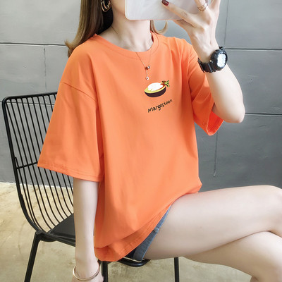 Широка дамска тениска с апликация и обло деколте