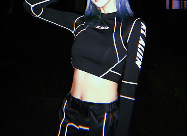 Bluză sport de damă cu inscripție și guler jos