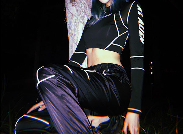 Bluză sport de damă cu inscripție și guler jos